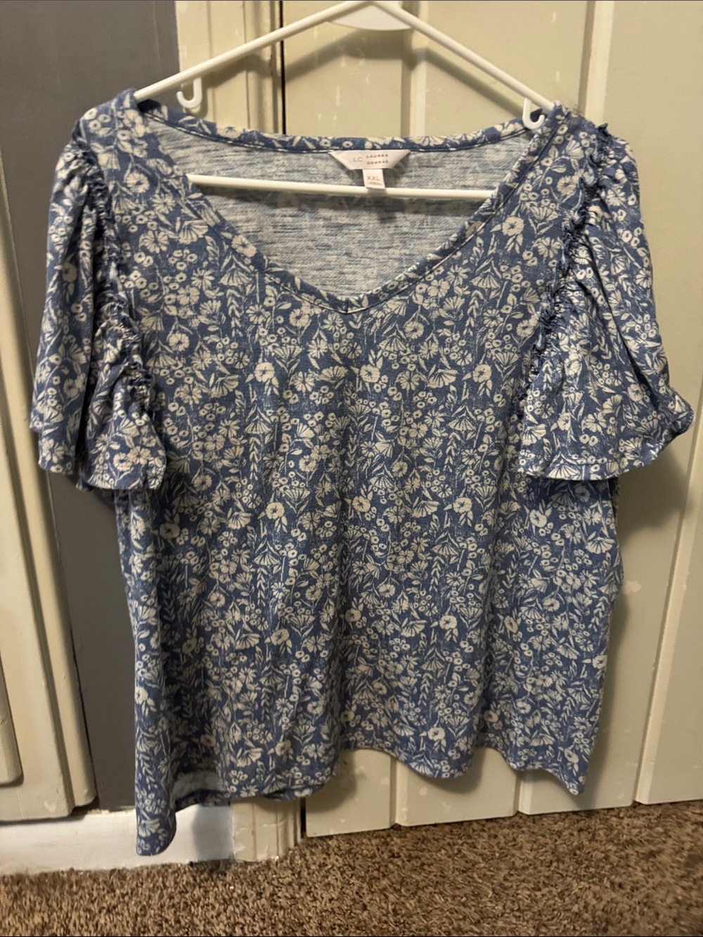 2/1 LC Lauren Conrad Blue and White Floral V-Neck Short Sleeve Top